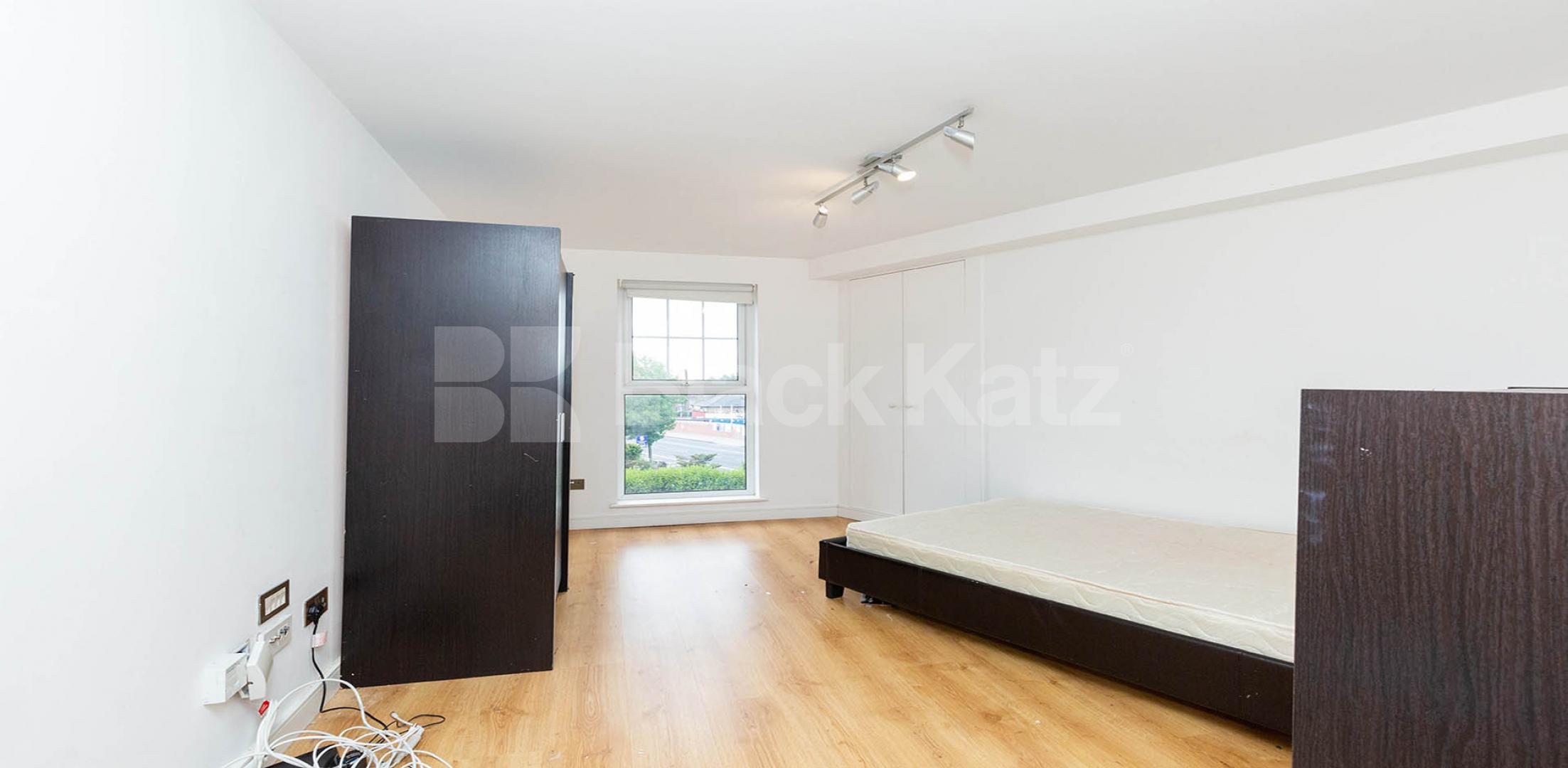 			SPACIOUS 3 BED MINS TO TUBE!, 3 Bedroom, 1 bath, 1 reception Flat			 Criterion Mews, ARCHWAY 